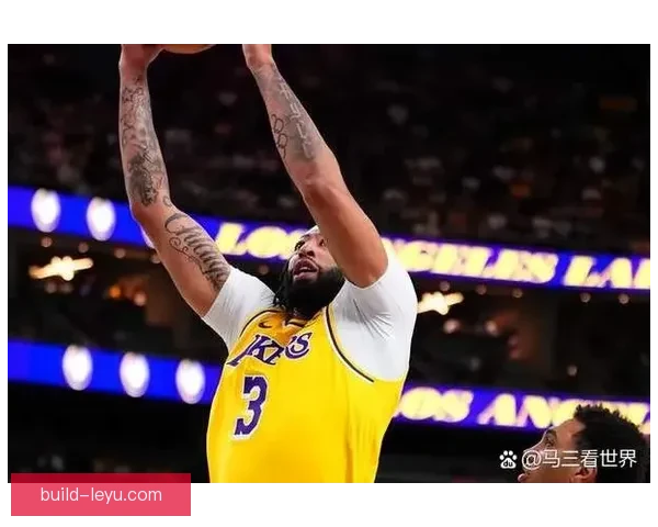 詹姆斯携手浓眉兄弟领衔湖人迎战勇士，新赛季西部竞争激烈再度上演经典对决