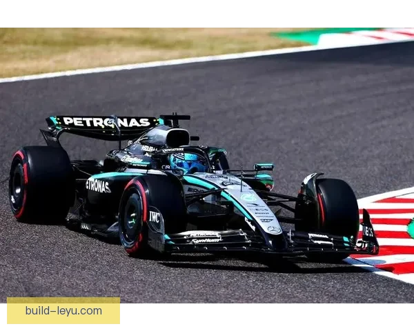 F1赛季最新动态：维斯塔潘连续三年夺冠，红牛车队再创辉煌纪录